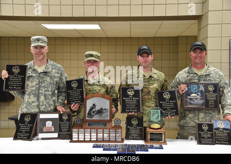 Michigan National Guard gewann den Titel des gesamten Team Champions, mit nach Hause nehmen 25 Auszeichnungen insgesamt zwischen den beiden Teams, erweist sich als eine Kraft der gerechnet mit während dieser Jahre 46th jährliche Winston S. Wilson Maschinengewehr Meisterschaften, die von der National Guard Treffsicherheit Training Center gehostet bei Robinson Manöver Training Center, Arche Mai 21-25, 2017 gehalten werden. "Bringing home Auszeichnungen erhält andere aufgeregt zu schießen und zu erfahren, was wir wissen, mit nach Hause nehmen, was wir gelernt und mit anderen zu teilen", sagte Michigan Team Member Sgt. Kyle Gietzen auf das erste Bataillon zugeordnet, 125 Infanterie Regiment, 37. Stockfoto