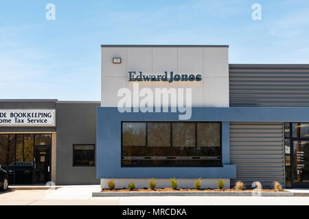 Das äußere Storefront von Edward Jones, eine Investition in Wichita, Kansas, USA. Stockfoto