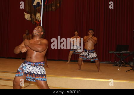 Us-Armee Pfc. Alexis taitt mehrkanalige Übertragung Anlagenführer, 29 Infanterie Division, führt die Haka Krieg Tanz Ritual zu Ehren des New Zealand Maori Traditionen, 31. Mai Camp Arifjan, Kuwait. Der Haka ist entweder auf dem Schlachtfeld vor der Auseinandersetzung mit dem Feind, oder wie der Krieg Partei ihre eigenen Dorf verlassen auf der Strecke zu kämpfen. Asiatische Amerikanischen und pazifischen Inselbewohner schloss den Monat Mai mit einem Erbe Tanz und festlichen Essen Sampling. Stockfoto