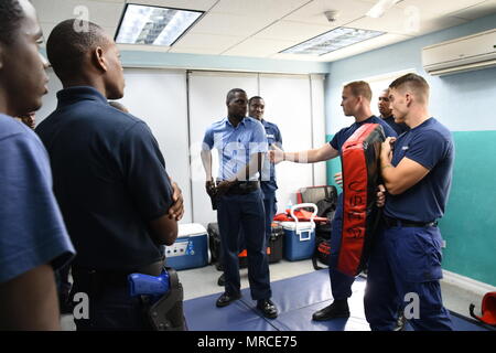 Coast Guard Petty Officer 1st Class Brett Doherty, einen maritimen Durchsetzung Spezialist für die Maritime Strafverfolgung Akademie zugeordnet, spricht mit Partner nation Teilnehmer der Tradewinds 2017 während einer Ready-für-Operationen an den Barbados Coast Guard Base in Bridgetown, Barbados, 6. Juni 2017. Tradewinds 2017 ist eine gemeinsame, kombinierte Übung in Verbindung mit Partnerstaaten durchgeführt, um die kollektiven Fähigkeiten der Streitkräfte und constabularies transnationale organisierte Kriminalität zu verbessern und humanitäre/Katastrophenhilfemaßnahmen zu führen. (U.S. Coast Guard Foto von kleinlichen Aus Stockfoto