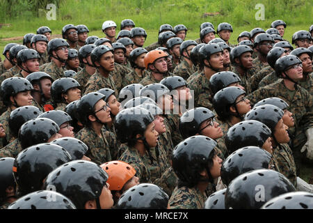 Us Marine Corps Rekruten mit Oscar Unternehmen, 4.BATAILLON und Mike Unternehmen, 3.BATAILLON, rekrutieren Training Regiment, besuchen eine Klasse am Seil Techniken auf der Marine Corps Depot rekrutieren, Parris Island, S.C., 6. Juni 2017. Rekruten lernen beide schnell Anseilen und Abseilen Techniken. (U.S. Marine Corps Foto von Cpl. Richard Currier/freigegeben) Stockfoto