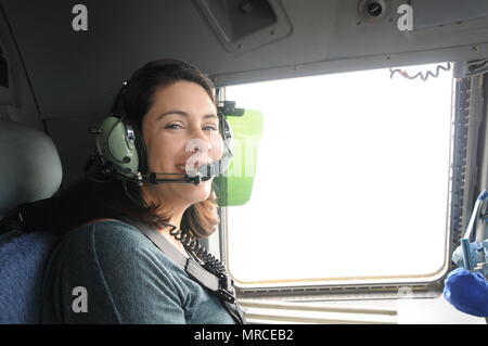 Der Ehegatte eines Mitglieds des 172Nd Airlift Wing der Mississippi Air National Guard genießt den Blick aus dem Cockpit während eine Orientierung Flug auf einem C-17 Globemaster bei Thompson Feld in Jackson, Mississippi am 6. Juni. Die 172 d AW fördert die Beziehungen innerhalb der Gemeinschaft und mit Flügel Familienmitglieder. Orientierung Flüge sind eine weitere Möglichkeit, um Beziehungen aufzubauen und zu weiteren Flügel Ehegatten auf die Arten von Missionen, die von der 172 d AW durchgeführt zu erziehen. Air National Guard Foto von älteren Flieger Kiara Spann. Stockfoto