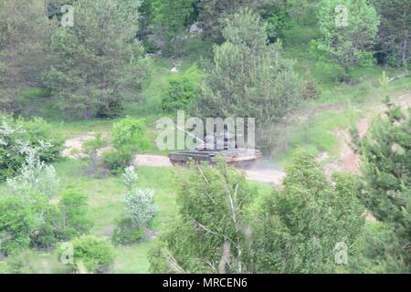 Slowenische M84 tank Brände auf Ziele in der fallschirmjäger von der NATO-Verbündeten während eines Anrufs für Feuer für Übung Adria Streik bei Pocek in Postonja, Slowenien, 5. Juni 2017 genannt. Diese Schulung vermittelt USA-Endgerät angreifen Controller die Chance, direkt mit den Armeen der anderen Nationen zu arbeiten. Die Übung, die NATO-Verbündeten aus den USA und der slowenischen Streitkräfte kritische Fähigkeiten zur Unterstützung der Ground Operations zu Proben Stockfoto