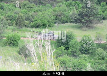 Slowenische M84 tank Brände auf Ziele in der fallschirmjäger von der NATO-Verbündeten während eines Anrufs für Feuer für Übung Adria Streik bei Pocek in Postonja, Slowenien, 5. Juni 2017 genannt. Diese Schulung vermittelt USA-Endgerät angreifen Controller die Chance, direkt mit den Armeen der anderen Nationen zu arbeiten. Die Übung, die NATO-Verbündeten aus den USA und der slowenischen Streitkräfte kritische Fähigkeiten zur Unterstützung der Ground Operations zu Proben Stockfoto