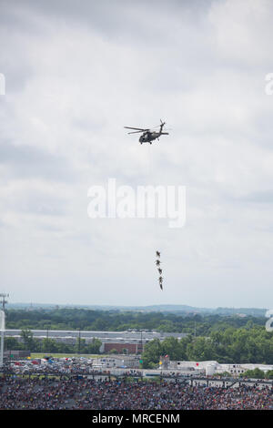 Soldaten mit der Luftlandedivision Durchführung einer Spione und Pommes frites Antenne Demonstration während der Rennen an der Indy 500 Am 28. Mai 2017. Stockfoto