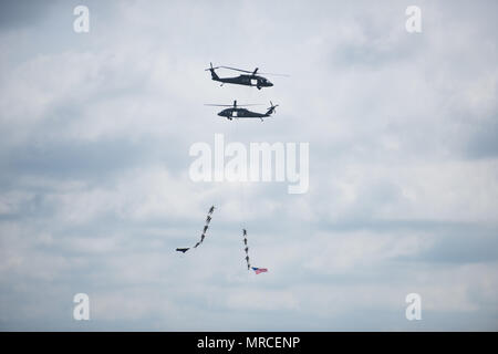 Soldaten mit der Luftlandedivision Durchführung einer Spione und Pommes frites Antenne Demonstration während der Rennen an der Indy 500 Am 28. Mai 2017. Stockfoto