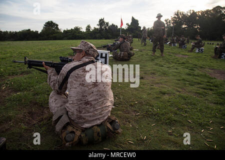 Us Marine Corps Rct. Edgar Llacma, platoon 2050, Hotel Company, 2 Bataillon, rekrutieren Training Regiment, überprüft seinen Schuß auf sein Ziel in der Stadt Hue auf Marine Corps Depot rekrutieren, Parris Island, S.C., 6. Juni 2017. Qualifying mit der M16-A4-Gewehr lehrt, Rekruten zu den Waffen System verstehen, um mit dem Konzept 'zu halten jeder Marine ein Rifleman." (U.S. Marine Corps Foto von Lance Cpl. Sarah Stegall/Freigegeben) Stockfoto