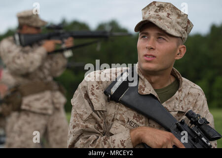 Us Marine Corps Rct. Seth Medina, platoon 2050, Hotel Company, 2 Bataillon, rekrutieren Training Regiment, erhält Anweisungen in Hue City auf Marine Corps Depot rekrutieren, Parris Island, S.C., 6. Juni 2017. Qualifying mit der M16-A4-Gewehr lehrt, Rekruten zu den Waffen System verstehen, um mit dem Konzept 'zu halten jeder Marine ein Rifleman." (U.S. Marine Corps Foto von Lance Cpl. Sarah Stegall/Freigegeben) Stockfoto