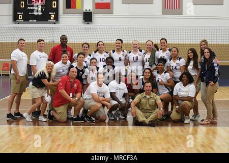 Naval Station Mayport Base Commander Marine Kapitän David Yoder verbindet die US-squad nach USA Deutschland in Spiel 6 des 18 Conseil International du Sport Militaire (CISM) Welt Frauen militärischen Volleyball Meisterschaft am 6. Juni 2017 besiegte am Naval Station Mayport, Florida. (Foto von Petty Officer 2nd class Timothy Schumaker, NPASE Osten). Stockfoto