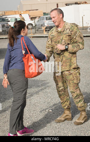 Us-Armee Generalmajor James Kraftpapier, Kommandeur der Special Operations Joint Task Force - inhärenten Lösen, grüßt Frau Elise Stefanik, einem New Yorker Kongressabgeordnete und Vorsitzende der neu entstehenden Bedrohungen und Fähigkeiten Unterausschuss des House Armed Services Committee, während eine Delegation des Kongresses SOJTF - OIR Hauptsitz in Südwestasien, 13. April 2017. SOJTF - OIR ist eine Unterkomponente der Combined Joint Task Force - inhärenten Lösen. CJTF-OIR ist die globale Koalition zu besiegen ISIS im Irak und in Syrien. Stockfoto