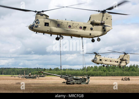 Battle Group Polen US-Soldaten, Bulldogge Batterie zugewiesen, 2 Staffel, 2. Kavallerie Regiments, zusammen mit 10 Mountain Combat Aviation Brigade, Durchführung schlinge Last- und Air Assault Training mit M 777 EIN 2 Haubitzen, während Sabre Streik 2017, bei Bemowo Piskie Training Area in der Nähe von Orzysz, Polen, 7. Juni 2017. Sabre Streik 17 ist eine US-Army Europe-geführten Multinationalen Kräfte kombiniert jährlich durchgeführten Studie des NATO-Bündnisses im gesamten Ostseeraum und Polen zu verbessern. Die diesjährige Übung beinhaltet integrierte und synchronisierte Abschreckung-orientierte Ausbildung, die Interoperabilit zu verbessern. Stockfoto
