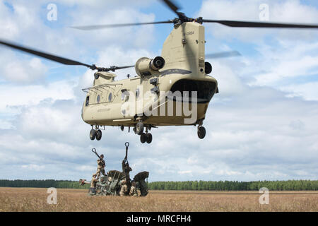 Battle Group Polen US-Soldaten, Bulldogge Batterie zugewiesen, 2 Staffel, 2. Kavallerie Regiments, zusammen mit 10 Mountain Combat Aviation Brigade, Durchführung schlinge Last- und Air Assault Training mit M 777 EIN 2 Haubitzen, während Sabre Streik 2017, bei Bemowo Piskie Training Area in der Nähe von Orzysz, Polen, 7. Juni 2017. Sabre Streik 17 ist eine US-Army Europe-geführten Multinationalen Kräfte kombiniert jährlich durchgeführten Studie des NATO-Bündnisses im gesamten Ostseeraum und Polen zu verbessern. Die diesjährige Übung beinhaltet integrierte und synchronisierte Abschreckung-orientierte Ausbildung, die Interoperabilit zu verbessern. Stockfoto
