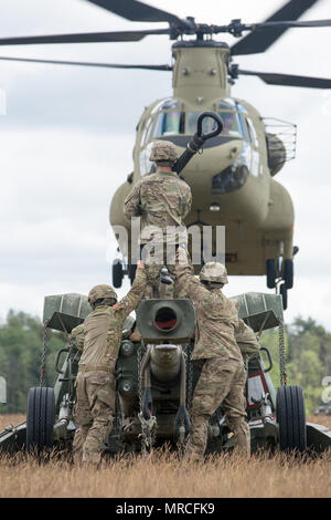 Battle Group Polen US-Soldaten, Bulldogge Batterie zugewiesen, 2 Staffel, 2. Kavallerie Regiments, zusammen mit 10 Mountain Combat Aviation Brigade, Durchführung schlinge Last- und Air Assault Training mit M 777 EIN 2 Haubitzen, während Sabre Streik 2017, bei Bemowo Piskie Training Area in der Nähe von Orzysz, Polen, 7. Juni 2017. Sabre Streik 17 ist eine US-Army Europe-geführten Multinationalen Kräfte kombiniert jährlich durchgeführten Studie des NATO-Bündnisses im gesamten Ostseeraum und Polen zu verbessern. Die diesjährige Übung beinhaltet integrierte und synchronisierte Abschreckung-orientierte Ausbildung, die Interoperabilit zu verbessern. Stockfoto