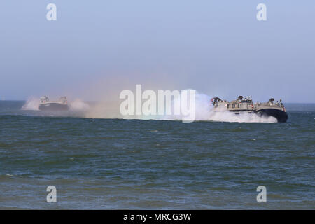 170606-N-PF 515-482 Ventspils, Lettland (6. Juni 2017) Landing Craft, Luftpolster Fahrzeuge zugeordnet Angriff Craft Unit (ACU) 4 Verhalten simuliert amphibische Landung Operationen während der Übung BALTOPS 2017. BALTOPS ist eine jährliche US-geführten, Marine auffällig und Unterstützung der Kräfte der NATO - ausgeführt, multinationale maritime Übung im Ostseeraum entwickelt, Flexibilität und Interoperabilität zwischen den Teilnehmern zu fördern. (U.S. Marine Foto von Chief Mass Communication Specialist Amerika A. Henry/Freigegeben) Stockfoto