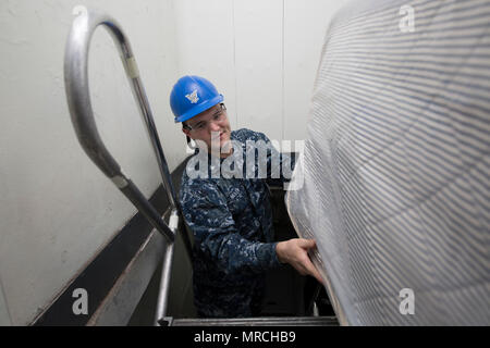 NEWPORT NEWS, Virginia (13. April 2017) Air Traffic Controller 3. Klasse Jakob Moody, von Florence, South Carolina, bewegt sich Matratzen für einen Liegeplatz an Bord der Nimitz-Klasse Flugzeugträger USS Abraham Lincoln (CVN 72). Abraham Lincoln ist in der Endphase der vier Jahre Tanken und komplexen Überholung und wieder in die Flotte Anfang 2017 geliefert werden. Stockfoto