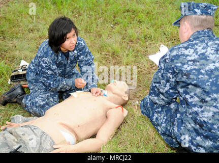 SAN ANTONIO (12. April 2017) Hospital Corpsman 2. Klasse Diana Mendoza De Saenz, einem Krankenhaus Corpsman 'A' Schule Lehrer an der Marine Medizin Training Support Center (NMTSC), erläutert einen Notfall Verfahren während der letzten Ausübung eines "Train the Trainer"-Tactical Combat Casualty Care (TCCC) Kurs am Joint Base San Antonio - Fort Sam Houston, Texas. Nach zwei Wochen Training, NMTSC stand auf Ihren eigenen TCCC-zertifizierungskurs, um bevorstehende Änderungen für das Hospital Corpsman 'A' Lehrplan, der die Coca-cola Ausbildung gehören zu unterstützen. Stockfoto