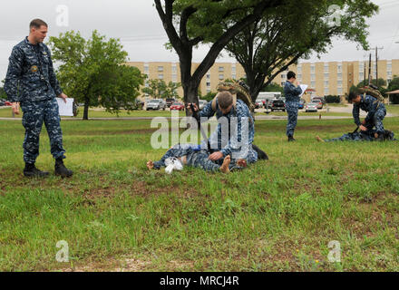 SAN ANTONIO (12. April 2017) Ausbilder von Marine Medizin Training Support Center (NMTSC) Grad Kolleginnen und Ausbilder während der letzten Ausübung eines "Train the Trainer"-Tactical Combat Casualty Care (TCCC) Kurs am Joint Base San Antonio - Fort Sam Houston, Texas. Nach zwei Wochen Training, NMTSC stand auf Ihren eigenen TCCC-zertifizierungskurs, um bevorstehende Änderungen für das Hospital Corpsman 'A' Lehrplan, der die Coca-cola Ausbildung gehören zu unterstützen. Stockfoto