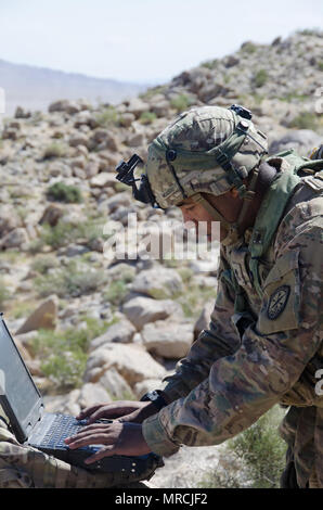 In FORT IRWIN, Kalifornien - SPC. Steven McAdoo, Expeditionary CEMA (Cyber elektromagnetischen Aktivitäten) Team (ECT), 781St Military Intelligence Battalion, Cyberspace Operationen am National Training Center in Fort Irwin, Kalifornien, 9. Mai 2017 führt. (Foto: Bill Roche, U.S. Army Cyber-Befehl) Stockfoto