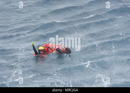 Petty Officer 2nd class Lyman Dickinson, einer Luftfahrt überleben Techniker an der Coast Guard Sektor San Diego, gewinnt eine simulierte Survivor bei einer gemeinsamen Suche und Rettung Übung mit der mexikanischen Marine vor der Küste von Ensenada, Mexiko am 7. Juni 2017. Die Übung simulierte ein Schiff, das Feuer, das eine koordinierte internationale Such- und Rettungsaktionen erforderlich. (U.S. Coast Guard Foto von Petty Officer 3. Klasse Joel Guzman) Stockfoto