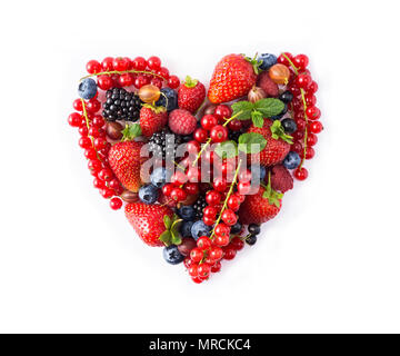 Herzform gemischte Beerenfrüchte auf weißem Hintergrund. Beeren in Herzform auf einem weißen isoliert. Reifen Heidelbeeren, rote Johannisbeeren, Himbeeren, strawb Stockfoto