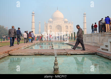 Agra, Indien - November 29, 2015: Berühmte Taj Mahal mit Touristen, im großen mausoleum aus weißem Marmor gebaut von der Großmogul Shah Jahan Stockfoto