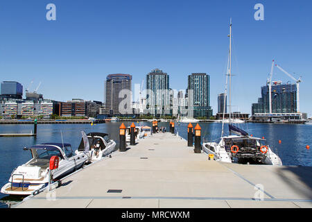 Melbourne, Australien: 07 April, 2018: Luxus Motorbooten und Yachten sind in Melbourne Docklands vertäut. Der Bereich wurde mit neuen Wohnungen renoviert. Stockfoto