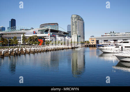 Melbourne, Australien: 07 April, 2018: luxus Motorboote und Motoryachten sind in Melbourne Docklands vertäut. Die Marina ist von 7 Melbourne übersehen. Stockfoto