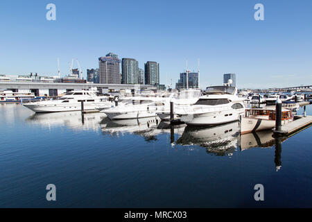 Melbourne, Australien: 07 April, 2018: Luxus Motorbooten und Yachten sind in Melbourne City Marina mit Neuigkeiten rund um die Waterfront. Stockfoto