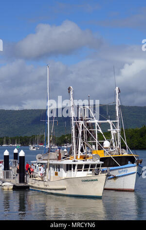 Fischtrawler Condamine und Santiego Verkauf von frischem Fisch und Garnelen für die Öffentlichkeit am Wharf, Port Douglas, Queensland, Australien. Keine MR oder PR Stockfoto