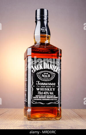 Flasche Jack Daniels Whiskey auf Farbübergang Hintergrund isoliert. Jack Daniels Whiskey hat in Tennessee USA destilliert worden seit 1866 Stockfoto