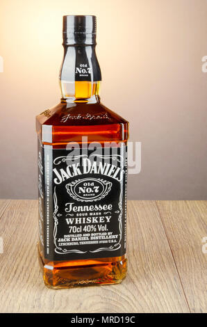 Flasche Jack Daniels Whiskey auf Farbübergang Hintergrund isoliert. Jack Daniels Whiskey hat in Tennessee USA destilliert worden seit 1866 Stockfoto