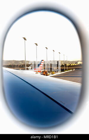 Blick aus dem Flugzeug Fenster am Los Angeles International Airport Stockfoto