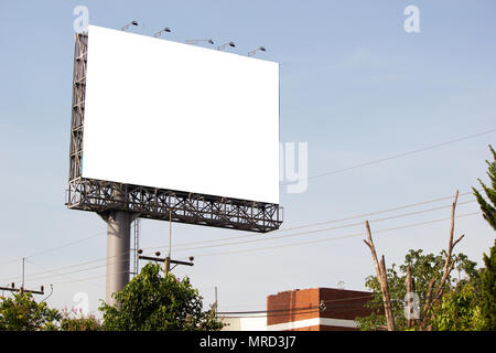 Weiße leere Plakatwand oder Namensschild auf der Straßenseite für Mock up Präsentation. Stockfoto