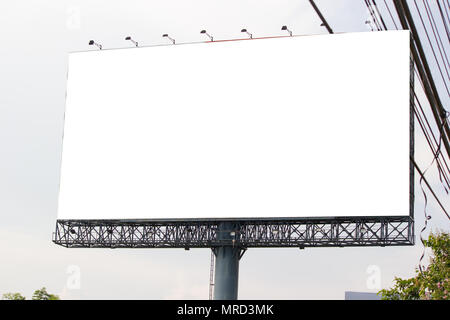 Weiße leere Plakatwand oder Namensschild auf der Straßenseite für Mock up Präsentation. Stockfoto