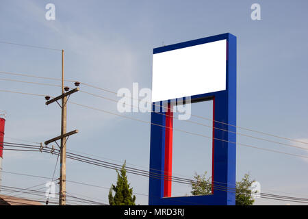 Weiße leere Plakatwand oder Namensschild auf der Straßenseite für Mock up Präsentation. Stockfoto