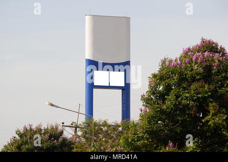 Weiße leere Plakatwand oder Namensschild auf der Straßenseite für Mock up Präsentation. Stockfoto