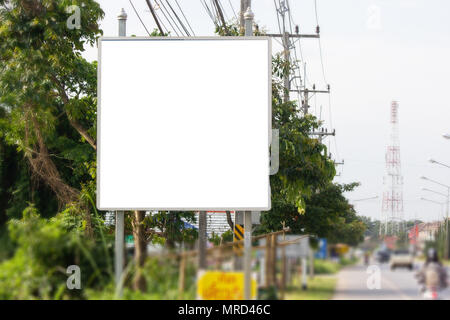Weiße leere Plakatwand oder Namensschild auf der Straßenseite für Mock up Präsentation. Stockfoto