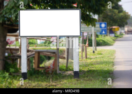 Weiße leere Plakatwand oder Namensschild auf der Straßenseite für Mock up Präsentation. Stockfoto