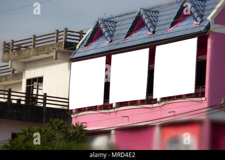 Weiße leere Plakatwand oder Namensschild auf der Straßenseite für Mock up Präsentation. Stockfoto