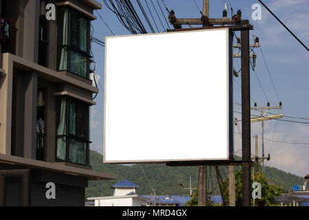Weiße leere Plakatwand oder Namensschild auf der Straßenseite für Mock up Präsentation. Stockfoto