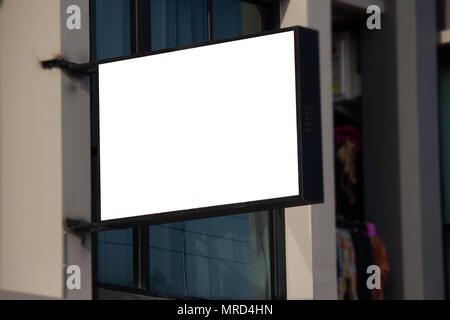 Weiße leere Plakatwand oder Namensschild auf der Straßenseite für Mock up Präsentation. Stockfoto