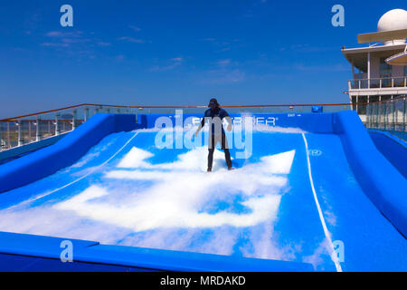 FORT LAUDERDALE, USA - 29. APRIL 2018: der Mann, der das Surfen auf dem FlowRider an Bord der Oasis of the Seas von Royal Caribbean Stockfoto