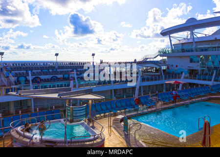 Cape Canaveral, USA - 30. April 2018: Das obere Deck mit Kinderbecken auf Kreuzfahrtschiff oder Schiff Oasis of the Seas von Royal Caribbean Stockfoto