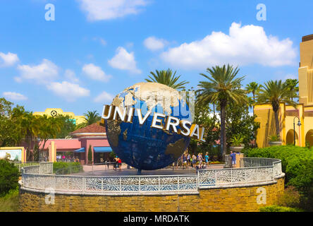 Orlando, USA - Mai 8, 2018: Die große rotierende Universal logo Globus am 9. Mai 2018. Stockfoto