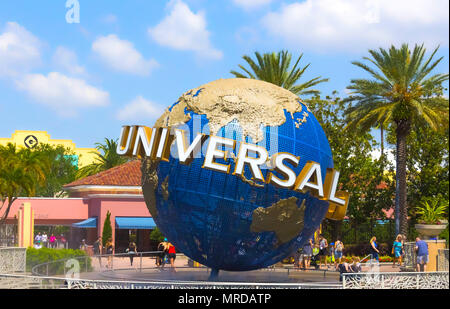 Orlando, USA - Mai 8, 2018: Die große rotierende Universal logo Globus am 9. Mai 2018. Stockfoto