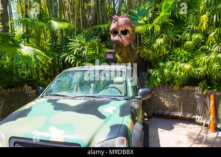 Orlando, Florida - Mai 09, 2018: Jurassic Park Dinosaurier und Jeep in den Universal Studios Inseln Adventure Theme Park Stockfoto