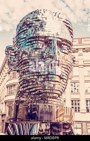 Bewegliche Statue von Franz Kafka in Prag, Tschechische Republik. Künstlerische symbolische Objekt. Architektonische Thema. Rot Foto Filter. Stockfoto