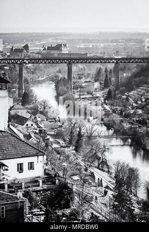 Kloster Louka und Eisenbahn Brücke über Fluss Dyje, Znojmo, Südmähren, Tschechische Republik. Reiseland. Schwarz-weiß Foto. Stockfoto