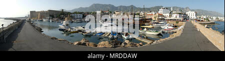 Panoramablick von Kyrenia (türkisch: Girne) Hafen, Nordzypern Stockfoto