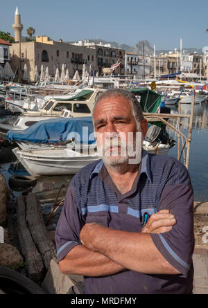 Porträt einer Yacht Builder in Paphos Hafen, Nordzypern. Stockfoto